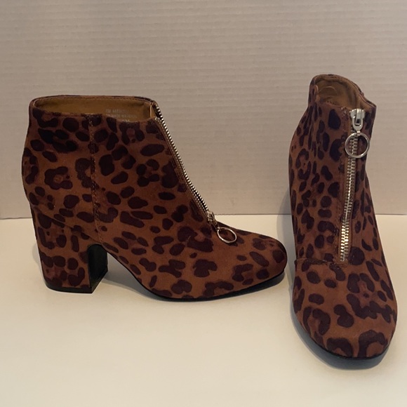 Comfortable All Over Leopard Print Big Block Bootie Heels - Picture 2 of 7